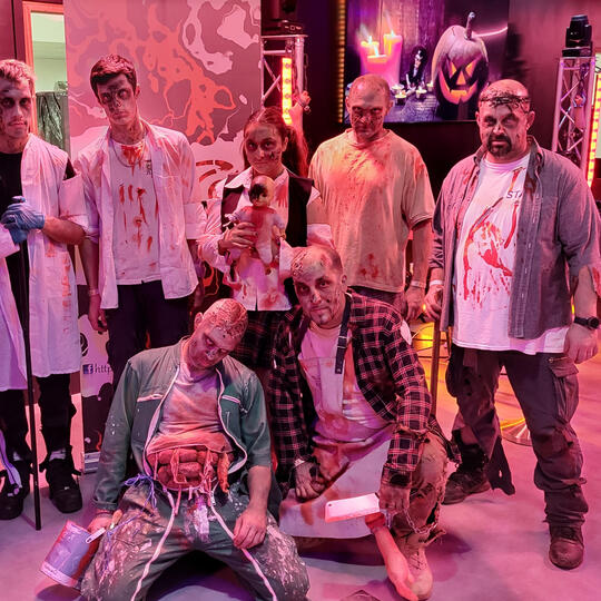 Réalisation de maquillages de zombies lors de la soirée Halloween du cinéma Ciné Croisière Cernay.